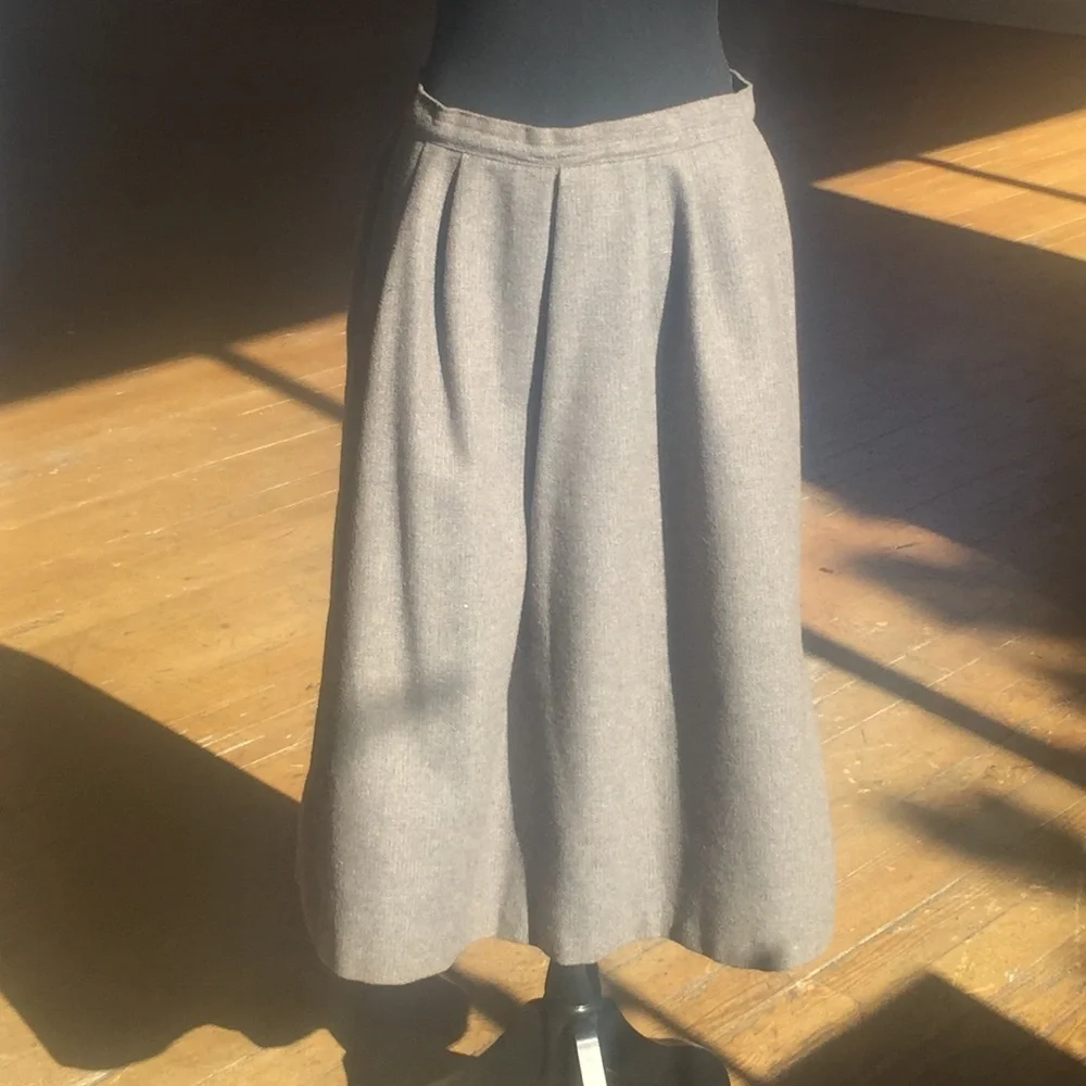 Vintage tan/taupe polyester/wool medium length skirt